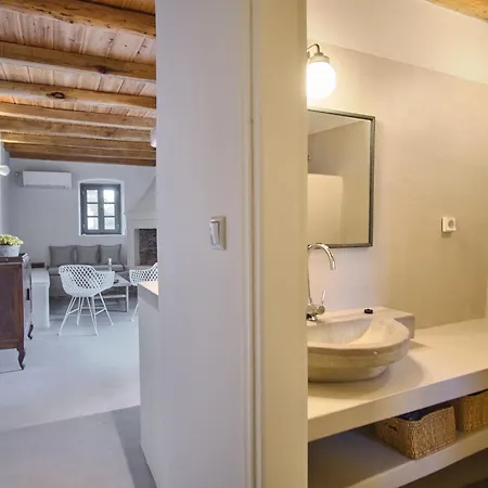 Elegantly Restored Traditional بيت للعطل